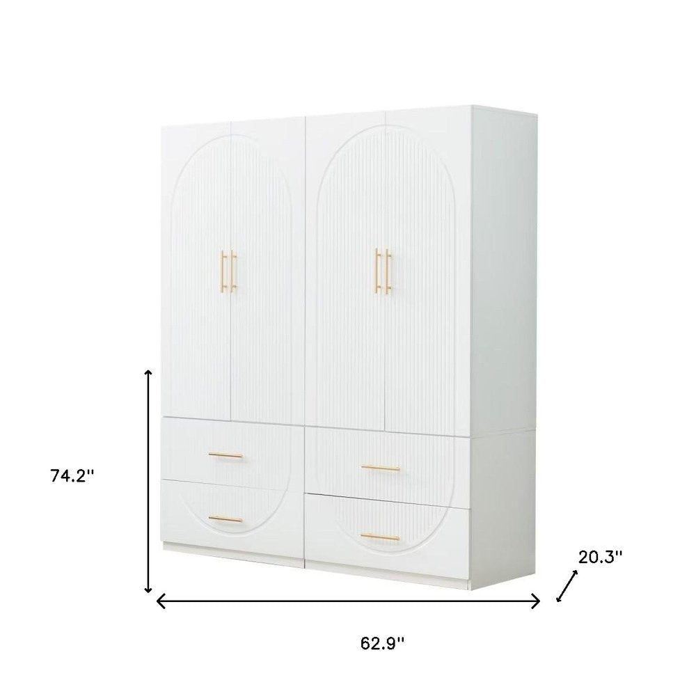 Cómoda combinada de cuatro puertas y cuatro cajones con diseño geométrico tallado en blanco de 74"