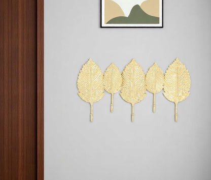 Perchero de pared de aluminio dorado de 18" con cinco ganchos y diseño de hojas