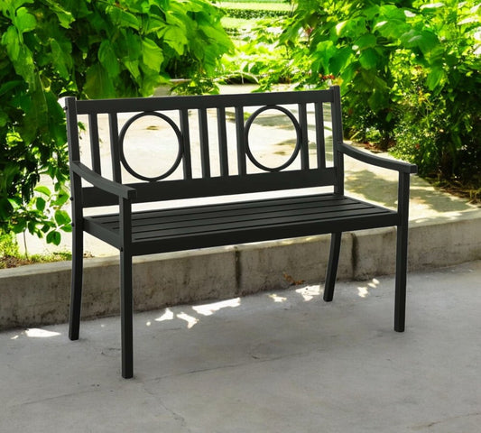 Banco de jardín de metal negro de 45" con respaldo geométrico